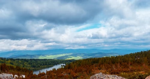 Timelapse de Mountain Lake en été ou en automne