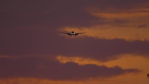 Flugzeug nähert sich bei Sonnenuntergang über dem Ozean