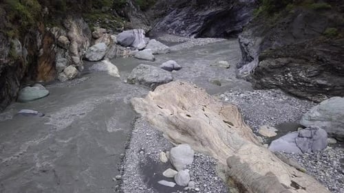 Río Liwu en el Parque Nacional de la Garganta de Taroko en Taiwán. Lecho del río en Canyon. Vista aérea