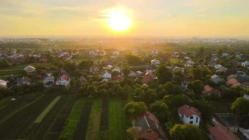 Vista aérea de casas residenciales en el área rural suburbana al atardecer