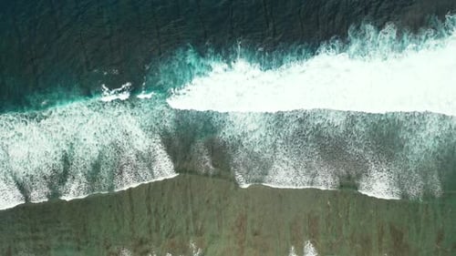 Luftaufnahme von oben Tourismus eines schönen Bucht-Strandurlaubs am klaren Meer mit hellem Sandhintergrund o
