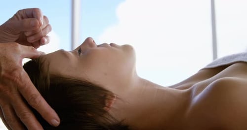 Acupuncteur tenant une aiguille