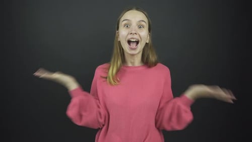 Chica atractiva realiza emociones de felicidad saltando