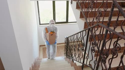 Voluntário entregando mercearia