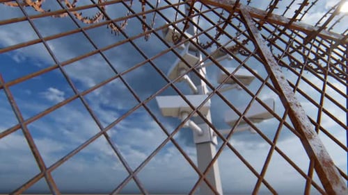 Cámaras de seguridad y cercas antiguas