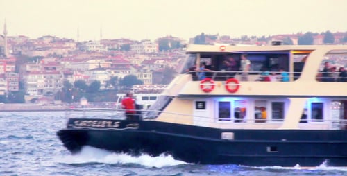 Ferry Et Big Boat Au Bosphore Istanbul