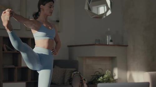 Mujer da clase de yoga en línea