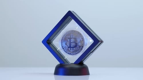 Glänzender goldener Bitcoin isoliert auf weißem Hintergrund