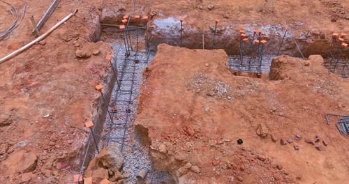 La zanja de excavación bajo una base de concreto para una nueva casa