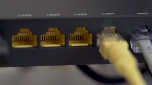 Câbles Internet connectés au routeur