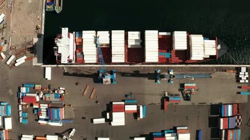 Industrieller Frachtbereich mit Containerschiff im Dock am Hafen Luftaufnahme