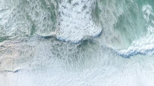 Des vagues sur le rivage d'une plage de l'océan Atlantique.