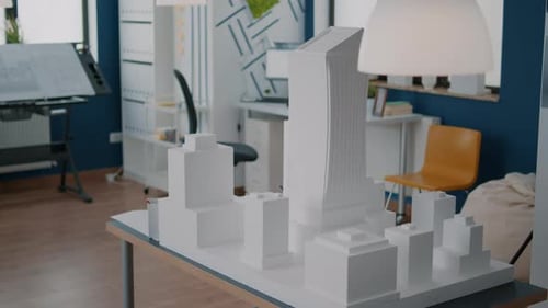 Tisch mit Gebäudemodell und Maquette-Präsentation im leeren architektonischen Raum