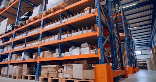 De nombreux produits sur les étagères d'un entrepôt moderne,