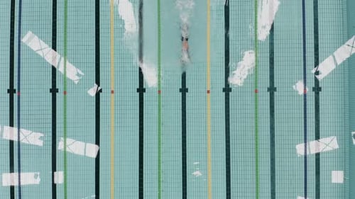 Una vista superior de un deportista nadando en una piscina olímpica