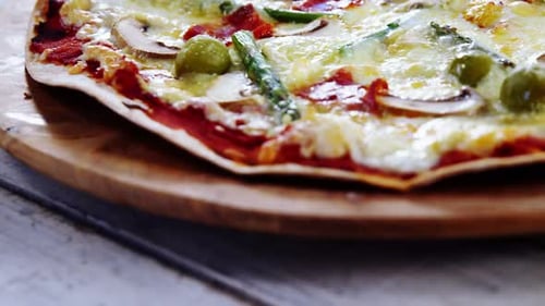 Gebackene Pizza mit Gemüsebelag
