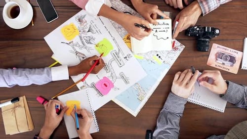 Vista superior de colegas fazendo um brainstorming