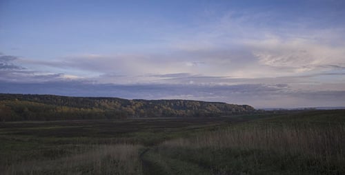 Nubes en el cielo al atardecer Timelapse