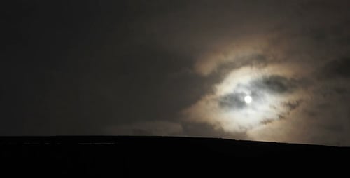 Luna y nubes en el cielo nocturno Timelapse 4