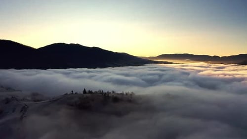 La niebla gris cubría las colinas de las montañas