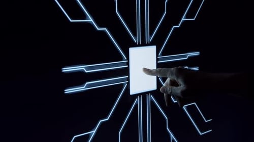 Der menschliche Finger drückt eine digitale Taste auf einem leuchtenden Touchscreen.