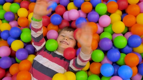 Concept de divertissement. Du bonheur aux couleurs vives. Garçon souriant saluant au centre de divertissement