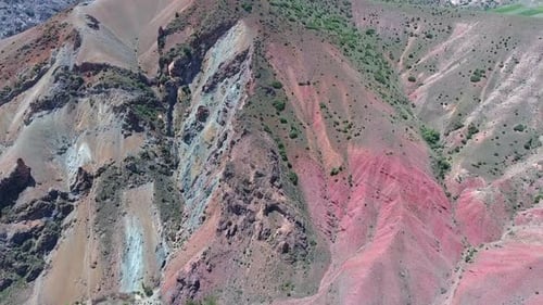 Bunte Mine Lode auf Bodenoberfläche in Bergen