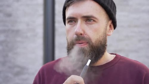 Nahaufnahme, ein Mann raucht eine Zigarette
