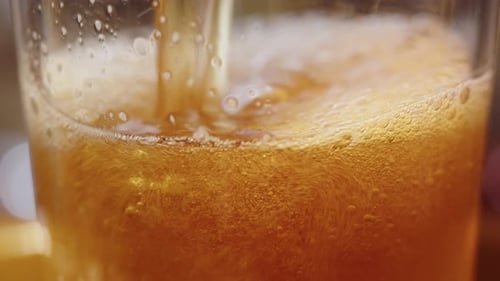Bier in Glas-Nahaufnahme gießen