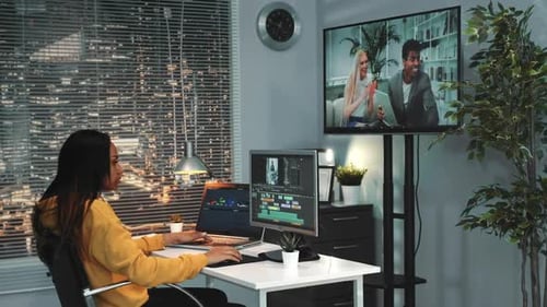 Afroamerikanische Videoredakteurin arbeitet am Computer und mountet Video aus verschiedenen Bildern