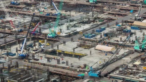 Zeitraffer einer Baustelle mit schweren Baumaschinen in Metropolis