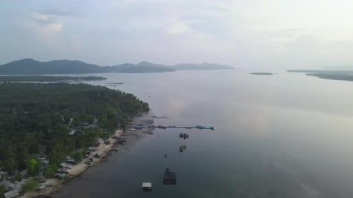 Luftbild fliegen in der Nähe des Hafens der Insel Phra Thong in der Gegend von Andaman mit Morgenlicht