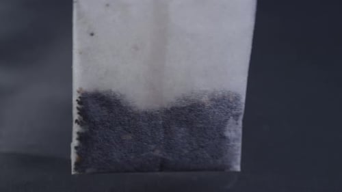 Bolsa de té seca que se levanta sobre la mesa