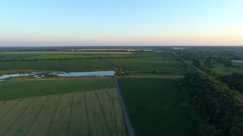 Luftaufnahme Wunderschöne Sommerlandschaft bei Sonnenuntergang oder Sonnenaufgang Drohne Shot Nature