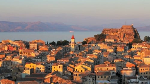 Vue aérienne de Corful City au coucher du soleil