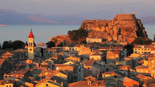 Vue aérienne du coucher du soleil de Corful City