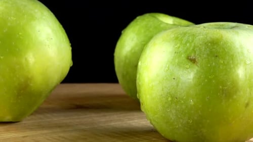 Apple auf schwarzem Hintergrund