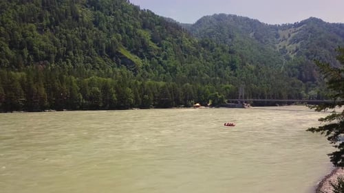Luftbild: Flug über den Mountain River. Ebenfalls sichtbar: Nadelwald, Stromschnellen am Fluss, Ufer
von