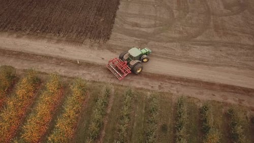 ein großer Traktor pflügt ein Feld
