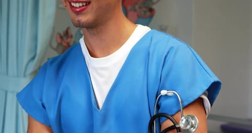 Arzt steht mit verschränkten Armen im Krankenhaus
