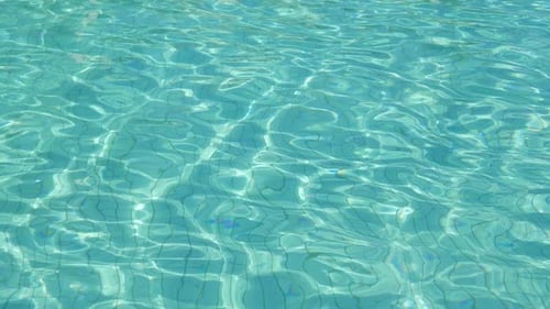 Abstraktes Poolwasser kristallklar mit reflektiertem Sonnenlicht