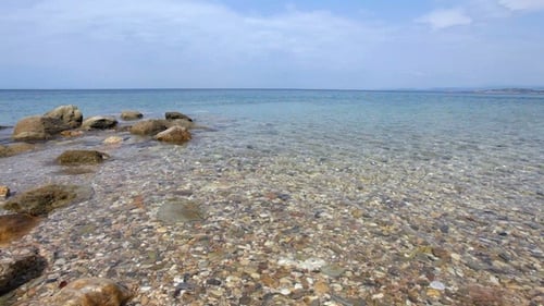Klares Wasser des Mittelmeers in Griechenland