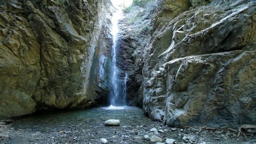 Chantara Wasserfall in der Troodos-Berghöhle