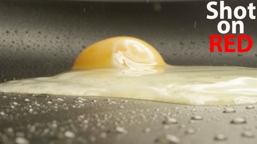 Ei auf einer Bratpfanne kochen Eine Makroaufnahme auf roter Kamera