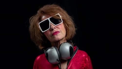 Seniorin tanzt in Disco mit Kopfhörern