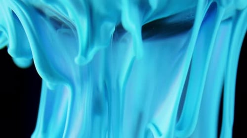 Bunte Acryltinte fließt im Wasser auf schwarzem dunklem Hintergrund