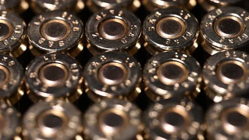 langsames Gleiten über die Rückseite von 9-mm-Munition und Granaten-Primer