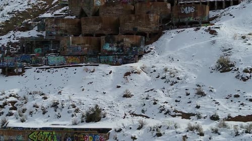 Construit sur le flanc d'une montagne en 1920 à l'extrémité sud de Genola, dans l'Utah, le Old Tintic Mill p