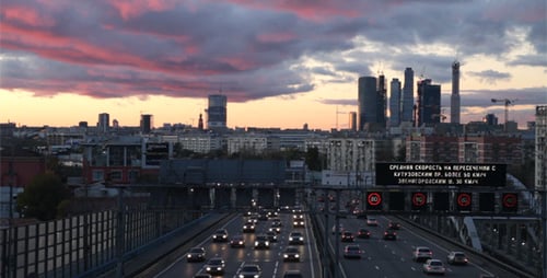 Stadt bei Sonnenuntergang