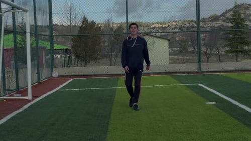 Pelota de tiro cabeza jugador de fútbol